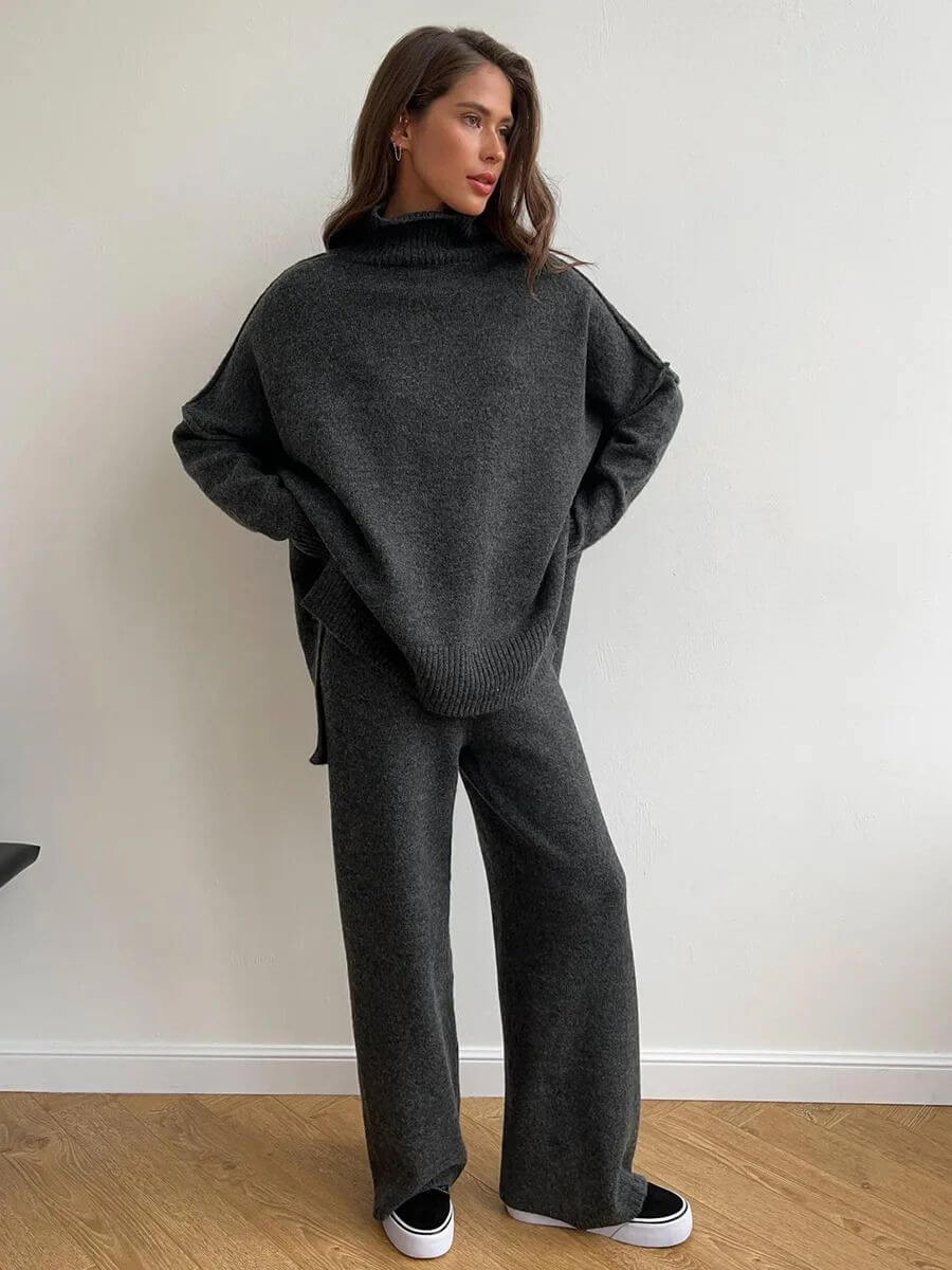 Elenora modisches Strickset in elegantem Dunkelgrau mit Rollkragen und weitem Schnitt. Perfektes Set für lässige, aber stilvolle Outfits. Ideal für kühle Tage und moderne Looks.