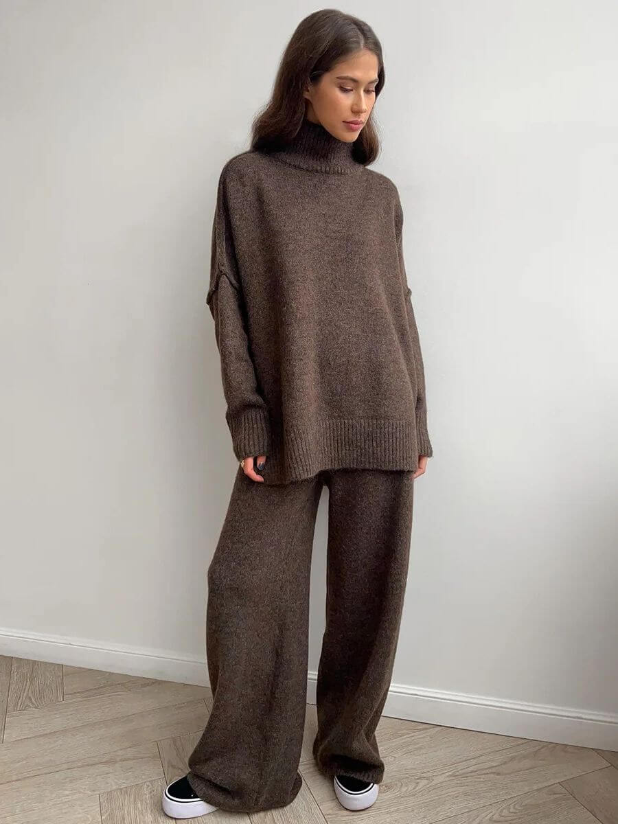 Elenora modisches Strickset in elegantem Braun mit Rollkragen und lockerem, weitem Schnitt. Bequemes und stilvolles Outfit für kalte Tage. Perfekt für einen modernen, lässigen Look.