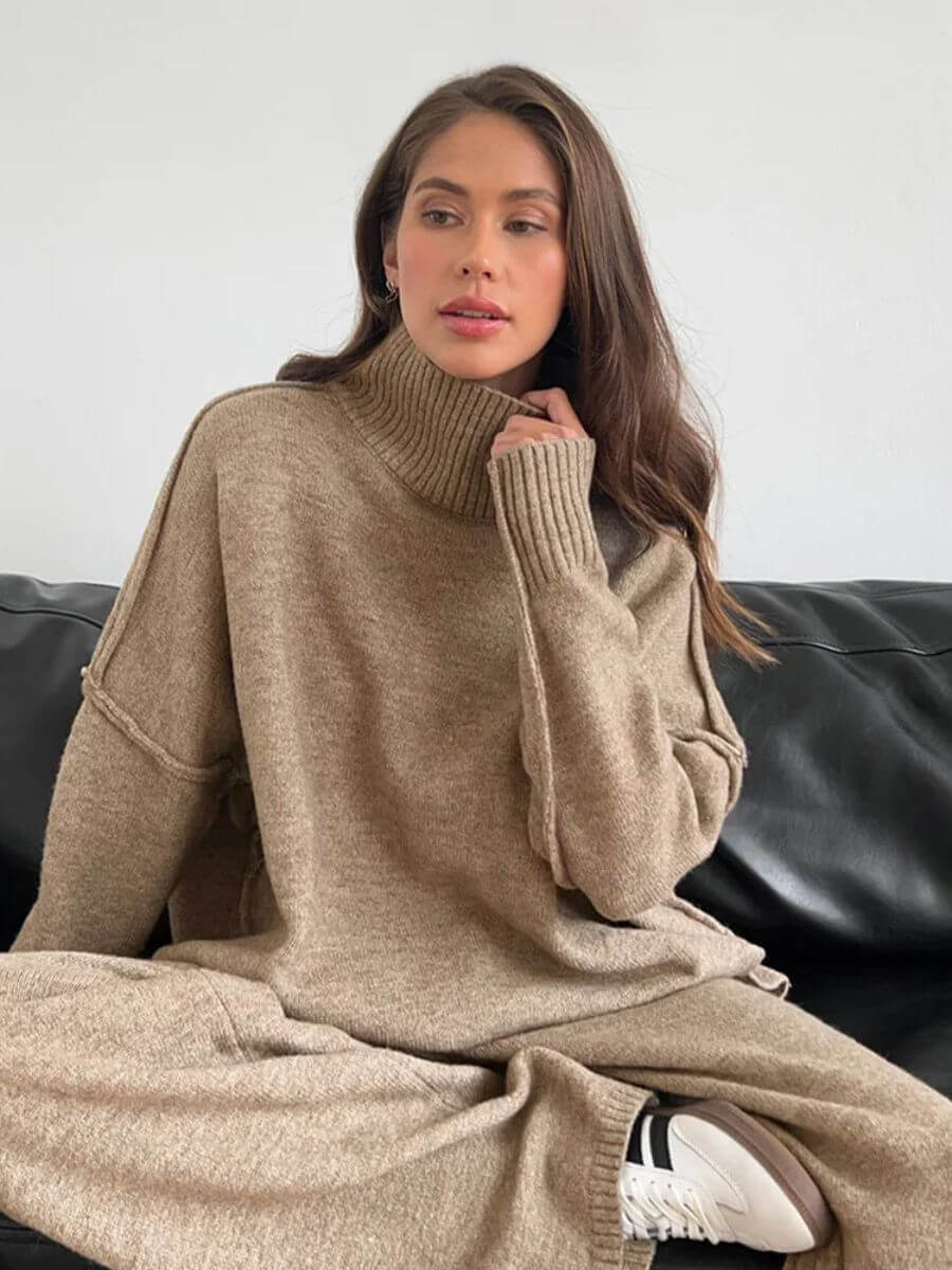 Elenora modisches Strickset in warmem Braunton mit Rollkragen und lässigem Schnitt. Stilvolles und gemütliches Set, perfekt für kühle Tage. Kombiniert Eleganz und Komfort in einem modernen Design.