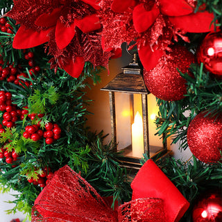 Roter Weihnachtskranz mit LED-Laterne
