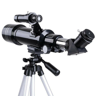 Astronomisches Teleskop mit Stativ und Okularen