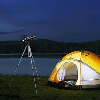 Astronomisches Teleskop mit Stativ und Okularen