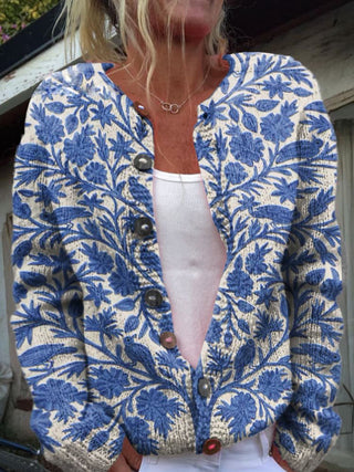 Ein wunderschöner Cardigan mit floralen Mustern in Blau und Creme, ideal für verschiedene Anlässe. Dieser vielseitige, elegante Cardigan lässt sich perfekt mit verschiedenen Outfits kombinieren und sorgt für einen stilvollen Look.