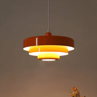 Die Deliza Deckenleuchte Delight in einem warmen Mix aus Orange und Gelb sorgt für eine stilvolle Atmosphäre. Mit ihrem modernen, mehrstufigen Design erzeugt sie sanftes, gleichmäßiges Licht und setzt Akzente in jedem Raum. Ideal für die Küche, das Wohnzimmer oder den Essbereich, bringt diese Leuchte eine gemütliche und einladende Stimmung in Ihr Zuhause.