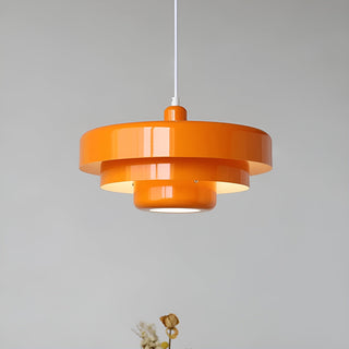 Die Deliza Deckenleuchte Delight in lebendigem Orange schafft eine stilvolle Atmosphäre in jedem Raum. Ihr modernes Design mit einer mehrstufigen Struktur sorgt für gleichmäßiges Licht und setzt einen auffälligen Akzent an der Decke. Ideal für Wohnzimmer, Esszimmer oder Büro, fügt sich diese Lampe perfekt in jedes moderne Interieur ein und verleiht dem Raum eine warme, einladende Ausstrahlung.