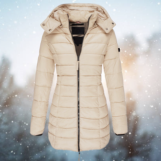 Elaika Winterjacke in Cremeweiß mit Kapuze und quiltetem Design. Diese elegante Jacke bietet perfekten Schutz vor der Kälte und sorgt für Stil und Komfort während der Wintermonate.