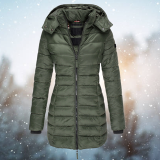 Elaika Winterjacke in Olivgrün mit Kapuze und quiltetem Design. Diese elegante Jacke bietet hervorragenden Kälteschutz und kombiniert Stil mit Komfort für kalte Wintertage.