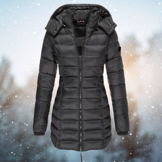 Elaika Winterjacke in Schwarz mit Kapuze und quiltetem Design. Diese elegante Jacke bietet hervorragenden Schutz vor der Kälte und vereint Stil mit Komfort für die kalten Wintermonate.