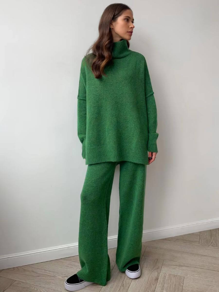Elenora modisches Strickset in auffälligem Grün mit Rollkragen und weitem, bequemen Schnitt. Das Set bietet ein stilvolles und gemütliches Outfit für kalte Tage. Perfekt für einen trendigen und lässigen Look.