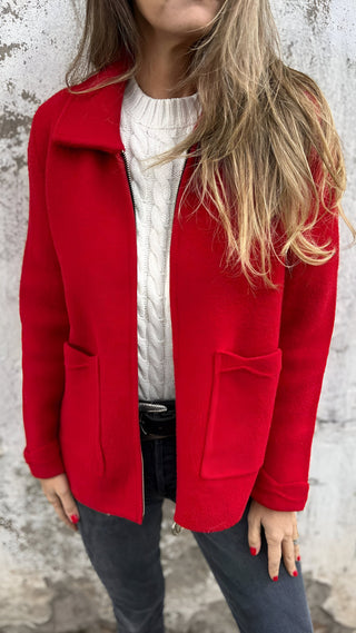 
Elnara Jacke in leuchtendem Rot mit schlichtem Design und praktischen Fronttaschen. Die Jacke bietet eine bequeme Passform und ist perfekt für kühle Tage. Ideal für einen stilvollen, warmen Look im Alltag.