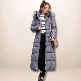 Fashlyn grauer Trench Coat mit Pelzkapuze und gesteppter Oberfläche. Langer, warmer Mantel für einen modernen Look, perfekt für kalte Tage.
