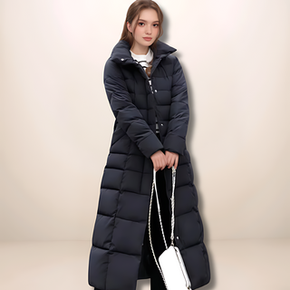  Fashlyn schwarzer Trench Coat mit gestepptem Design und modernem Schnitt. Langer, eleganter Mantel für kühle Tage, kombiniert mit weißer Handtasche für einen stilvollen Look.