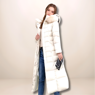 Fashlyn weißer Trench Coat mit Kapuze und Kunstfellbesatz, langer und eleganter Schnitt. Modern und warm – perfekt für kalte Tage mit stilvollem Look.