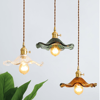 Flower Lamp von LichtBlüte Designs mit kunstvollen, blütenförmigen Lampenschirmen in klarem, grünem und bernsteinfarbenem Glas. Eine stilvolle Beleuchtung mit Vintage-inspirierten Details und warmem Licht, perfekt für elegante Wohnräume.