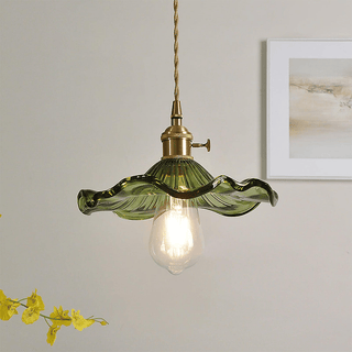 Flower Lamp von LichtBlüte Designs mit einem eleganten, blütenförmigen Lampenschirm aus grünem Glas und einem goldenen Vintage-Element. Eine stilvolle Pendelleuchte, die warmes Licht spendet und jeden Raum aufwertet.