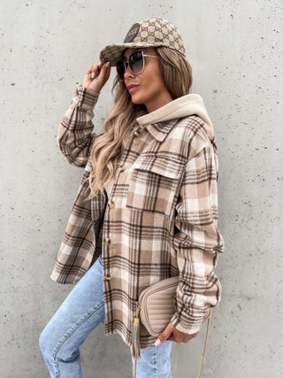 Franova Kapuzenjacke Praktische und stylische Kapuzenjacke im karierten Design, perfekt für entspannte Outfits. Kombiniert mit einer coolen Kappe und einer eleganten Tasche, eignet sich dieses Kleidungsstück ideal für den Alltag und sorgt für einen trendigen Look.