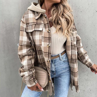 Franova Kapuzenjacke Praktische und stylische Kapuzenjacke im karrierten Design, kombiniert mit einer bequemen Kapuze. Perfekt für einen lässigen Look, der sowohl funktional als auch modisch ist. Ideal für entspannte Outfits, die sowohl Komfort als auch Stil bieten.