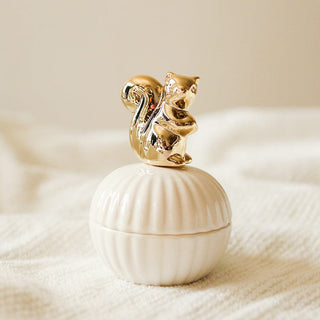 Die Hilma Schmuckdose mit einem goldenen Eichhörnchen-Design und einer Muschelform. Diese praktische und elegante Schmuckdose ist ideal zum Aufbewahren von Schmuck oder kleinen Accessoires. Der glänzende goldene Eichhörnchen-Deckel verleiht der Dose einen charmanten und einzigartigen Touch. Ein perfektes dekoratives Element für das Schlafzimmer oder den Schminktisch, das sowohl funktional als auch stilvoll ist.