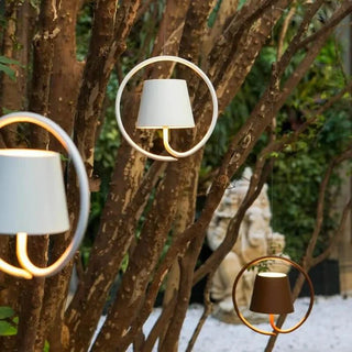 Die LeuchtKraft Pendelleuchten in verschiedenen Farben, elegant in kreisförmigem Design, aufgehängt in einem Baum für eine stimmungsvolle und vielseitige Beleuchtung im Außenbereich.