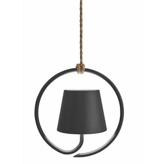 Die LeuchtKraft Pendelleuchte in elegantem Schwarz mit einem kreisförmigen Metallrahmen und einem rustikalen Seil, perfekt für zeitloses Design und vielseitige Beleuchtung.