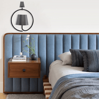 Die LeuchtKraft Pendelleuchte in Schwarz, stilvoll an der Wand neben einem modernen Schlafzimmer-Interieur angebracht, schafft eine elegante und vielseitige Beleuchtungslösung mit zeitlosem Design.