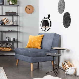 Die LeuchtKraft Pendelleuchte in einem stilvoll dekorierten Wohnzimmer, elegant an der Wand angebracht, ergänzt das zeitlose Design mit vielseitiger Eleganz und moderner Atmosphäre.