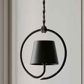 Die LeuchtKraft Pendelleuchte in elegantem Schwarz mit kreisförmigem Design und rustikalem Seilaufhängung vereint zeitlose Ästhetik und vielseitige Eleganz für moderne Wohnräume.