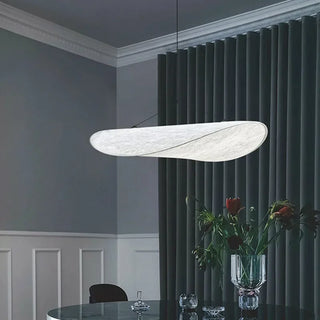 LichtEleganz: Handgefertigte Designerleuchte in schwebendem, geschwungenem Design, perfekt für moderne Esszimmer und stilvolle Ambiente
