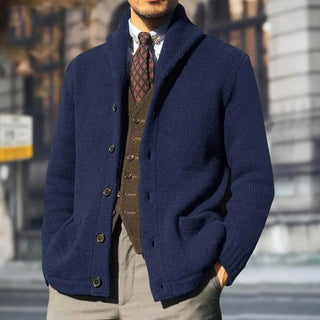Liora Chique Vest in edlem Dunkelblau für Herren. Das elegante Strickdesign mit Knopfleiste und hohem Kragen sorgt für einen stilvollen Look – ideal für formelle Anlässe oder gehobene Freizeitkleidung.