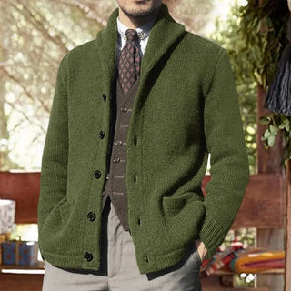 Liora Chique Vest in edlem Grün für Herren. Das elegante Strickdesign mit Knopfleiste und hohem Kragen sorgt für einen stilvollen und zeitlosen Look – ideal für formelle Anlässe oder gehobene Freizeitmode.