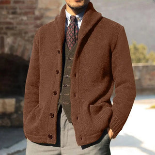 Liora Chique Vest in edlem Braun für Herren. Das elegante Strickdesign mit Knopfleiste und hohem Kragen kombiniert klassischen Stil mit zeitloser Eleganz. Ideal für formelle Anlässe oder gehobene Freizeitlooks.