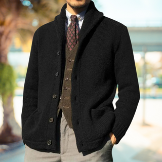 Liora Chique Vest in klassischem Schwarz für Herren. Das elegante, fein gestrickte Design mit Knopfleiste und hohem Kragen verleiht einen zeitlosen, stilvollen Look – perfekt für formelle und legere Anlässe.