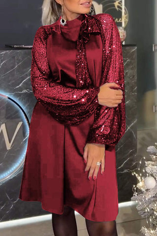 Lyria elegantes Kleid in tiefem Burgunderrot, kombiniert mit funkelnden Pailletten an den Ärmelabschlüssen für einen klassischen, stilvollen Look. Ideal für festliche Anlässe oder elegante Abende.
