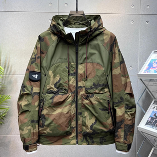 Eriks modischer Favorit: Winddichte Camouflage-Jacke