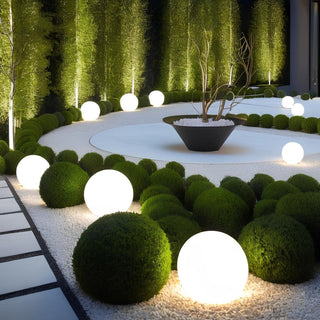 Stimmungsvolle Urbana Gartenlichter in Kugelform, energieeffizient und ideal zur Beleuchtung moderner Außenbereiche. Perfekt integriert zwischen grünen Pflanzen und Kieselsteinen, schaffen sie eine elegante Atmosphäre für Gärten oder Terrassen.