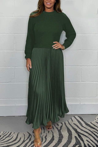 Urbana Plissierter Rock in edlem Dunkelgrün mit passendem Strickpullover. Das elegante, fließende Plisseedesign verleiht dem Look eine stilvolle Note und eignet sich perfekt für besondere Anlässe oder den modischen Alltag.