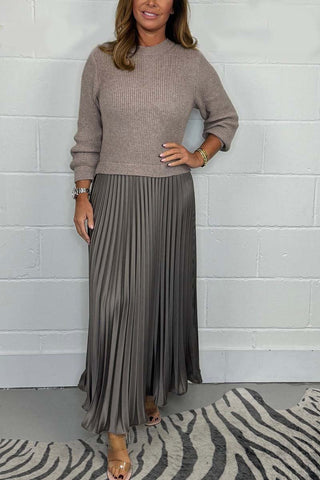 Urbana Plissierter Rock in Grau mit eleganter Länge und fließendem Schnitt. Kombiniert mit einem bequemen Strickpullover sorgt der Look für zeitlose Eleganz und modernen Stil. Perfekt für besondere Anlässe oder den Alltag.