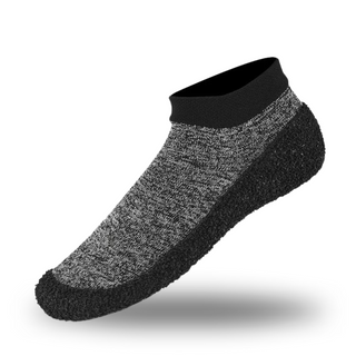 Xara Socken in Grau-Schwarz mit rutschfester Sohle. Leichte, flexible Socken für optimalen Tragekomfort und sicheren Halt auf verschiedenen Untergründen. Ideal für Freizeit, Outdoor und den täglichen Gebrauch.