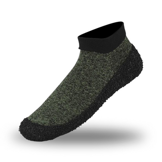 Xara Socken in Dunkelgrün mit rutschfester schwarzer Sohle. Bequeme, strapazierfähige Socken für sicheren Halt und Komfort. Perfekt für den Alltag, Freizeit und Outdoor-Aktivitäten.