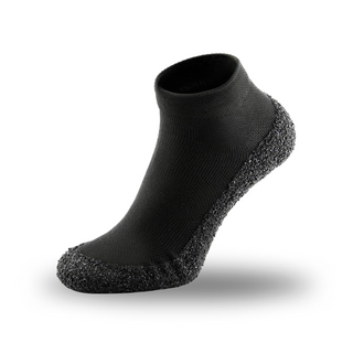 Xara Socken in Schwarz mit rutschfester Sohle. Diese bequemen und flexiblen Socken bieten Stabilität und Komfort für Indoor- und Outdoor-Aktivitäten. Perfekt für Sport, Freizeit und den täglichen Gebrauch.