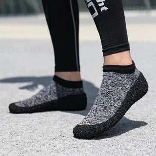 Xara Socken mit robuster, rutschfester Sohle in Schwarz-Grau, ideal für Outdoor-Aktivitäten. Bequeme Passform und strapazierfähiges Design für maximalen Komfort und Haltbarkeit. Perfekt für Sport, Freizeit und entspannte Spaziergänge.
