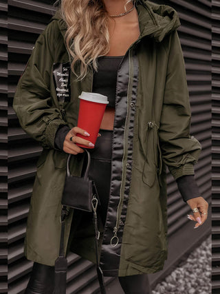 Dunkelgrüne Zanthera Winterjacke mit kurzem, stilvollem Design. Die Jacke verfügt über einen praktischen Reißverschluss, eine Kapuze und Bündchen an den Ärmeln für zusätzlichen Komfort. Perfekt für kalte Wintertage in urbanem Look.