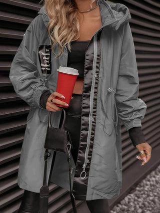 Zanthera Winterjacke in Grau mit kurzem Schnitt und modernem Design. Ausgestattet mit Reißverschluss, Kapuze und Kordelzug für individuellen Komfort. Ideal für stilvolle Wärme an kalten Wintertagen.
